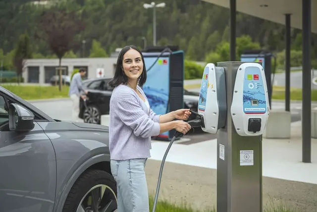 Die Tiwag lädt ihre Mobilitätskunden auch im Juli wieder zu kostenlosen Lade-Sonntagen ein. An allen öffentlichen Ladesäulen der Tiwag-Gruppe kann an vier Sonntagen im Juli ganztägig gratis geladen werden. | Foto: Tiwag