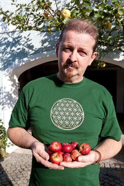 Andreas Vogler mit Christbaumäpfeln. | Foto: Privat