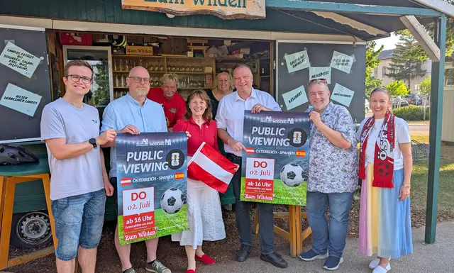Gemeinsam Daumen drücken für Österreich gegen Top-Favorit Spanien! Von links: Stadtrat Tim Pöchhacker, Stadtrat Stephan Schimanowa, Manfred Wilde, Bürgermeisterin Silvia Drechsler, Marina Wilde, Citymanager Stadtrat Michael Danzinger, Gemeinderat Günther Huber und Stadträtin Dagmar Steiner. | Foto: Stadtgemeinde Mödling / cb