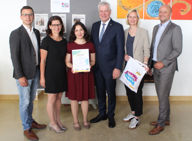 BGM Stefan Schröter, Schulleiterin Regina Pfeifer, Lehrerin Larissa Manhart-Frank, Landesrat Anton Kasser, BhW NOE GF Therese Reinel, Schulqualitätsmanager Christoph Eckel. | Foto: BhW NOE