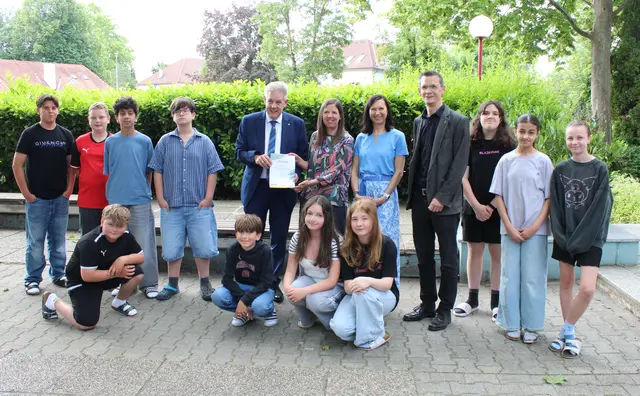 Mit ihrer Zeitung „Klartext“ setzte sich die Mittelschule Neunkirchen mit dem Thema Fake News auseinander: Landtagsabgeordneter Hermann Hauer, Direktorin Andrea Samwald, Lehrerin Sybille Kulterer, Bürgermeister Peter Teix, Schülerinnen und Schüler der 2B MS Neunkirchen. | Foto: BhW NOE