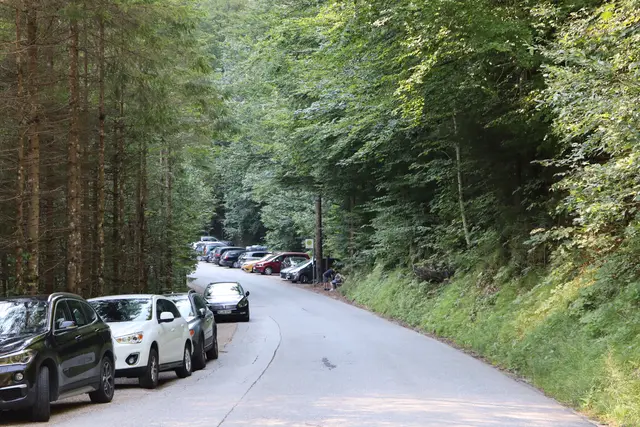 Die begrenzte Zahl an Parkplätzen am Klammeingang führte in der Vergangenheit bei starkem Besucheraufkommen regelmäßig zu Verkehrsproblemen.  | Foto: Christoph Klausner