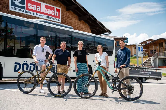 Gemeinsam für eine starke Verbindung zwischen zwei Bergregionen: Christof Willms (Geschäftsführer TVB Pillerseetal), Kornel Grundner (Geschäftsführer Leoganger Bergbahnen), Anna Wimmer (Geschäftsführerin Bergbahnen Fieberbrunn), Sophie Brunner (Dödlinger Touristik) und Marco Pointner (Geschäftsführer TVB Saalfelden Leogang) freuen sich über den Start des neuen Bike &amp; Wander Xpress. | Foto: Sebastian Astl