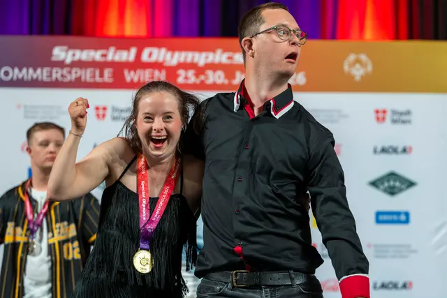 Gute Stimmung bei den Tänzerinnen und Tänzern über die Gold-Medaille. | Foto: GEPA
