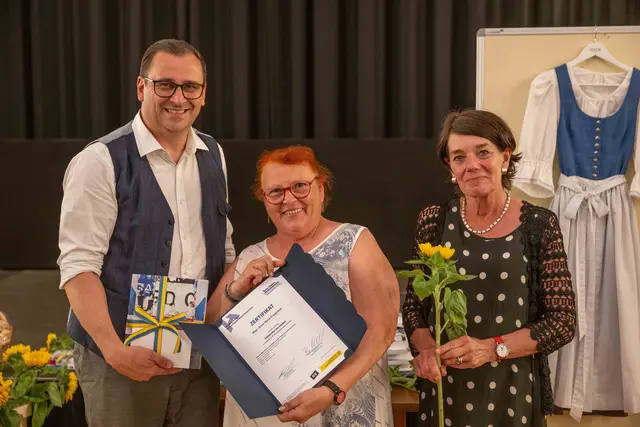 Harald Froschauer, Geschäftsführer der Volkskultur Niederösterreich, Goldhauben-Obfrau Anna Maria Pregartner und Lehrgangs-Leiterin Brigitta Schmidt-Lauber. | Foto: Erich Marschik