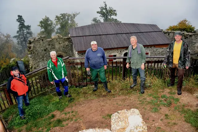 Dem verstorbenen Altbürgermeister Hans Nenning (Mitte) aus St. Thnomas am Blasenstein war in den vergangenen Jahren die Erhaltung der Ruine KLlingenberg ein großes Anliegen.  | Foto: Zinterhof