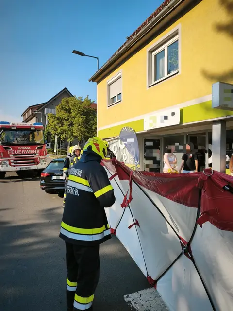 Die Einsatzkräfte der Feuerwehr St. Stefan bauten einen Sichtschutz auf, um der verletzten Person während der medizinischen Versorgung Privatsphäre zu gewähren.