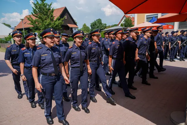 56 frisch ausgebildete dienstführende Polizistinnen und Polizisten feierten in Weißkirchen ihren erfolgreichen Ausbildungsabschluss. 