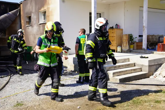 Eine Drohne mit Wärmebildkamera unterstützte die Einsatzleitung bei der Lageerkundung und der Kontrolle verbliebener Glutnester. | Foto: BFKDO EU - Rene Fasching