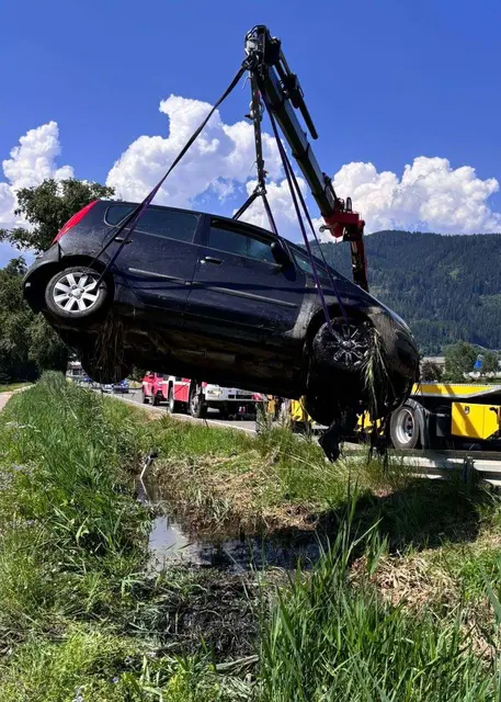 Ein Pkw-Lenker kam am Montag aus bislang ungeklärter Ursache von der Fahrbahn ab und in einem Bach zum Stillstand.  | Foto: FF Fohnsdorf