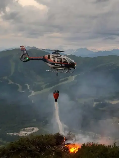 Am Montag Abend setzte ein Blitz einen Hochsitz am Wetterriffl in Brand. | Foto: Feuerwehren Bezirk Pongau
