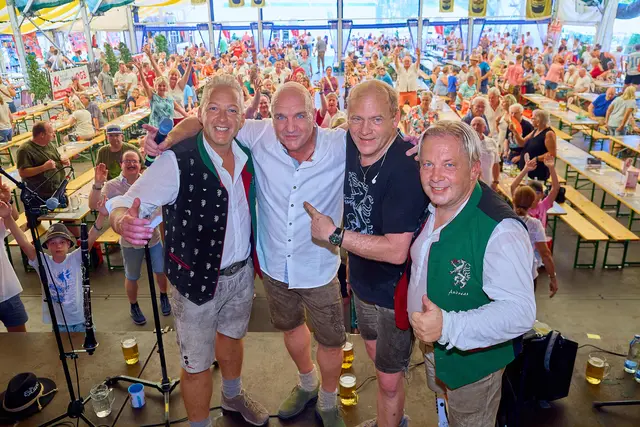 Die Edelseer und ÖGB Niederösterreich-Vorsitzender und AK Niederösterreich-Präsident Markus Wieser am Wieselburger Volksfest | Foto: Georges Schneider/Arbeiterkammer Niederösterreich