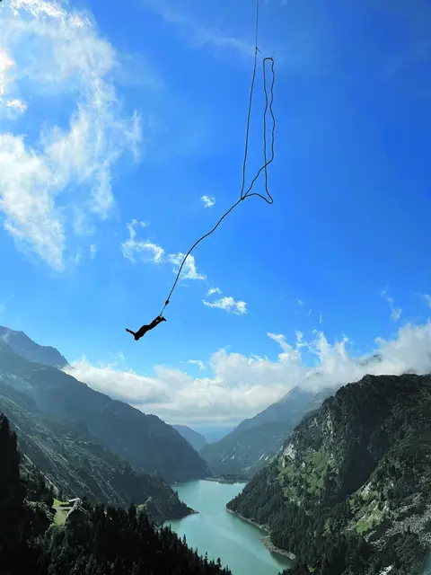 Jedes Jahr wagen hunderte Mutige den 165m-Bungy-Sprung auf der Kölnbreinsperre.  | Foto: Rupert Hirner Bungy Jumping GmbH