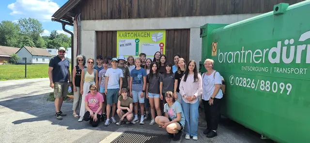 Altstoffsammelzentrum Gmünd/Hoheneich
Bauhofleiter Thomas Votoava, AB Silvia Thor, Lehrerinnen Michaela Schmid und Christina Gindler sowie die SchülerInnen der 3. Klasse MMS Gmünd
 | Foto: GV Gmünd
