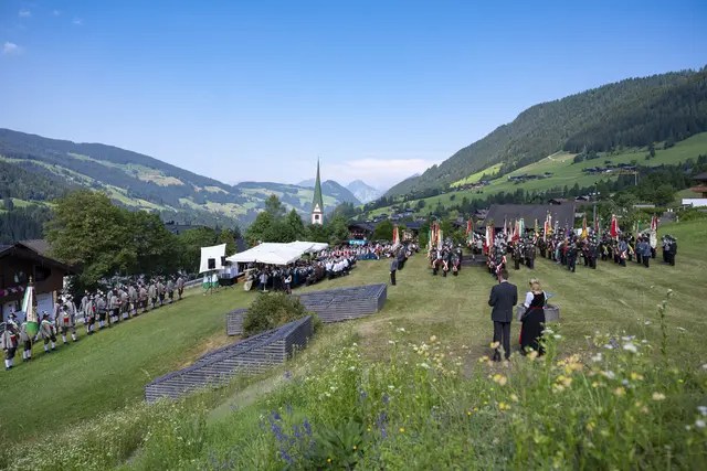 Nach der Meldung vor dem Hotel Post führte der Festzug zur Böglerwiese, wo die Heilige Messe gefeiert wurde. | Foto: Franz Gruber 