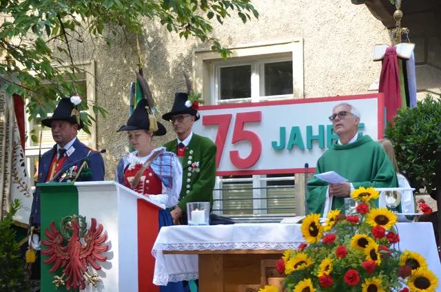Heilige Messe (v.l.n.r): Bez.Kdt. Kurt Mayr, Marketenderin Lisa Biechl, Lt. Her-bert Rettl, Pfarrer Jakob Patsch | Foto: Speckbacher Schützen Hall in Tirol