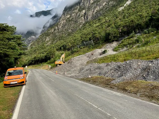 Im Gemeindegebiet von Zams im Bereich Finais (westlich es ÖAMTC-Hubschrauber-Stützpunkts) wurde gestern, Montagabend, die B 171 Tiroler Straße vermurt. | Foto: Land Tirol