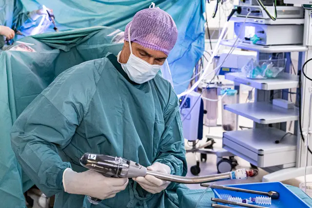 Am Bezirkskrankenhaus St. Johann wurde erstmals in Europa der Signia EEA Circular Stapler von Medtronic erfolgreich eingesetzt. | Foto: BKH St. Johann/Claudia Egger
