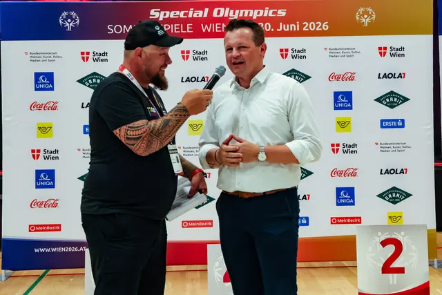 Auch der Vorstand der Regionalmedien Austria, Georg Doppelhofer, schaute bei den Special Olympics Bewerben vorbei und feuerte die Athletinnen und Athleten an. | Foto: Stöger