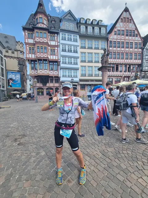 Den Ironman in Frankfurt hat Manuela Fischer erfolgreich beendet. Die Hitze war enorm.  | Foto: Fischer