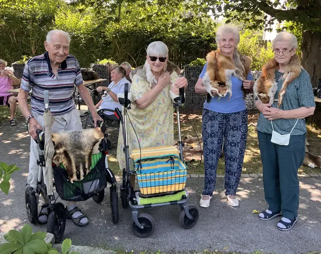 Beim Bezirkspflegeheim in Weiz wurde das Thema Jagd für die Seniorinnen und Senioren wortwörtlich spürbar gemacht.  | Foto: Silvia Schweighofer