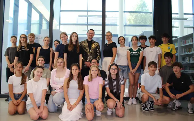 Gemeinsam mit Künstler Thomas Sailer und Kunstlehrer Thomas Wenzl entwickelten die Schülerinnen und Schüler ihre künstlerische Auseinandersetzung mit Cyberhass und Hatespeech. | Foto: Sailer