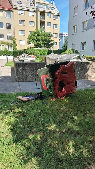 Ein Anrainer in Stadlau beklagt die Sachbeschädigung in der Wohnhausanlage in der Erzherzog-Karl-Straße 146.  | Foto: privat