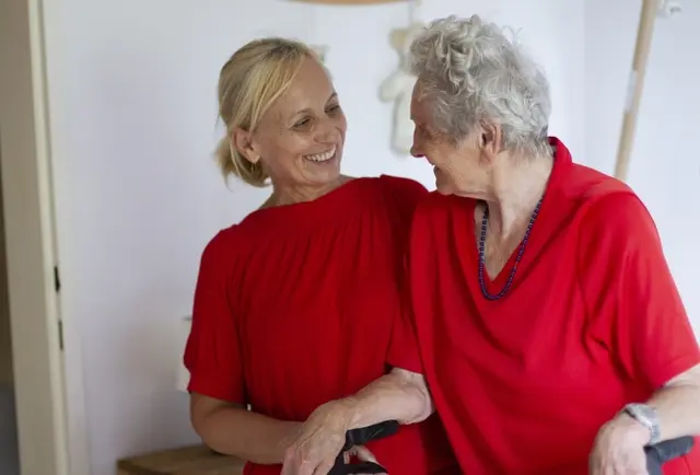 Anna aus Korneuburg mit Betreuerin Eva (links) | Foto:  Gutbetreut.at/Thomas Huber 