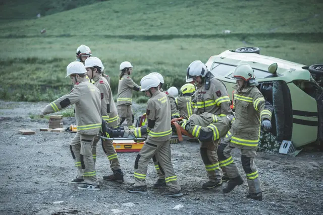 Die Jugendfeuerwehr gab alles und fand ein realistisches Szenario vor.  | Foto: BFV Schwaz / Team ÖA - Stefan Rengo