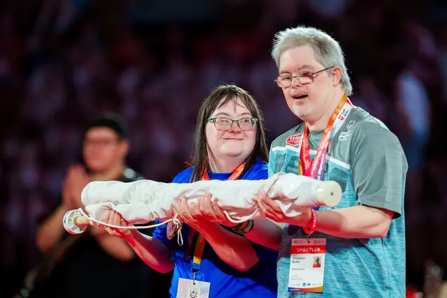 Die Special-Olympics-Fahne wurde wieder eingerollt. | Foto: GEPA