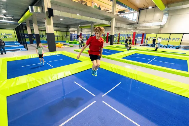 Im JUMP DOME Salzburg, dem größten Trampolinpark Salzburgs, warten auf über 4.500 m² wetterunabhängige Abenteuer für die ganze Familie. | Foto: Jump Dome Salzburg