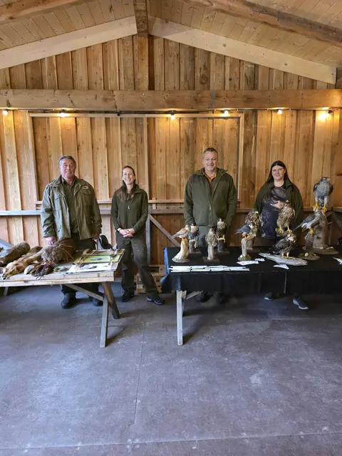 Gruppenfoto mit Vogelpräparaten