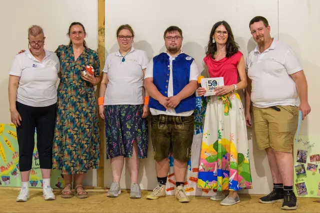 von links nach rechts: Heide Duller, Künstlerin Elisabeth Wedenig, Jennifer Zauchner, Sebastian Grillitsch, Geschäftsführerin Kerstin Hoi und René Diemschnig (der gemeinsam mit Kerstin Hoi durch das Programm führte). | Foto: Camphill Liebenfels
