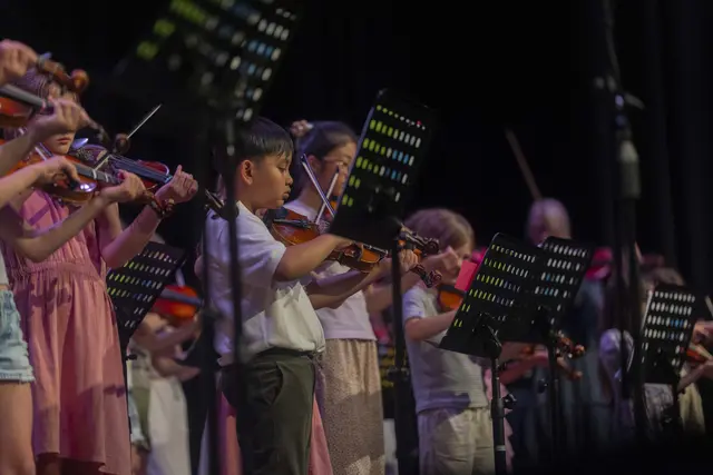 Kinder musizieren auf einer Bühne