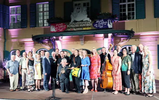 Erfolgreiche Premiere der Sommerspiele Schloss Hunyadi 2026 mit dem Ensemble Neue Streicher und Trompeter Freddy Staudigl sowie mit Pfarrer Elmar Pitterle, Landtagsabgeordnete und geschäftsführender Gemeinderätin Marlene Zeidler-Beck, Bezirkshauptmann Philipp Enzinger, den Landtagsabgeordneten Indra Collini und Edith Kollermann, Bürgermeister Johann Zeiner, zahlreichen Gemeinderätinnen und Gemeinderäten mit Vizebürgermeisterin Michaela Haidvogel und Kulturgemeinderat Horst Kies an der Spitze, Gießhübls Bürgermeister Johannes Seiringer, Rotkreuz-Bezirksstellenleiter Alexander Murhammer, dem ehemaligen Leiter von Theater Schloss Hunyadi Gerald Szyszkowitz, dem Maria Enzersdorf Vollblutrocker Dennis Jale sowie der Leiterin der Maria Enzersdorfer Kulturabteilung Nadjeschda Morawec. | Foto: Marktgemeinde Maria Enzersdorf