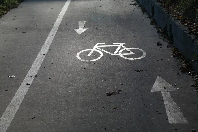 Ein 93-jähriger Autolenker dürfte die Radfahrerin übersehen haben.  | Foto: pixabay/symbolbild