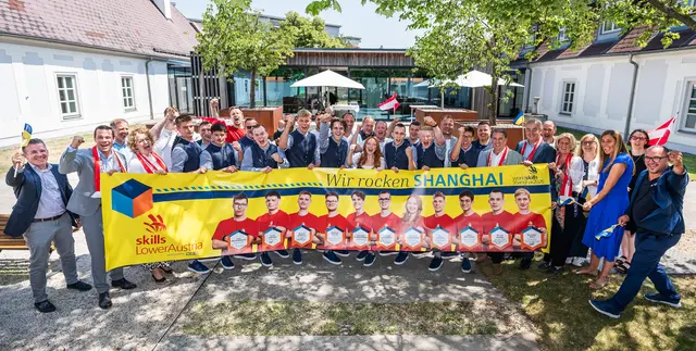 Voll motiviert für die WorldSkills in Shanghai. Das Team NÖ, die Betriebe und Vertreter aus Politik und Wirtschaft.

 | Foto: Andreas Kraus