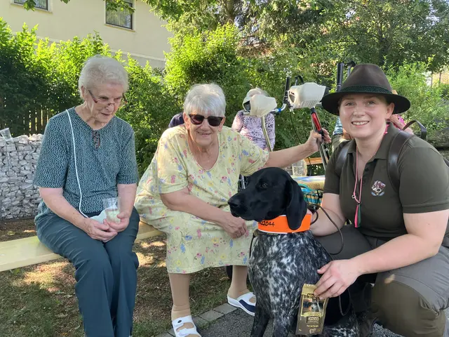 Die Hundeführerinnen Maria Durlacher, Sophie Berger und Silvia Schweighofer brachten außerdem die Jagdhunde als Begleitung mit.  | Foto: Silvia Schweighofer