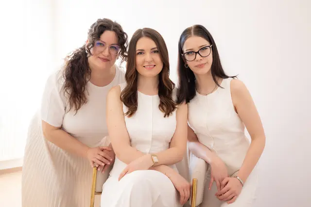Marion Silberbauer, Sabrina Bruckner und Lehrling Sophie Raffinger. | Foto: blooming-beauty.at