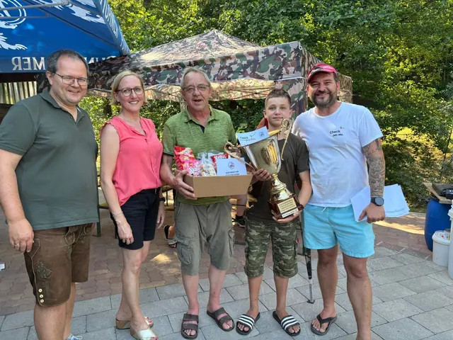Vizebgm. Gerhard Ully, Bgm. Elke Halbwirth und Jürgen Holzmann (r.) gratulierten Rudolf Onuk und seinem Enkel Simon zum "Heimsieg".  | Foto: Marktgemeinde Gleinstätten