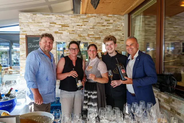 Die Gastwinzer Albert und Silvia Gesellmann, Caroline und Andre Gründler mit Dietmar Meraner (v.l.)
 | Foto: Rekord Werbe OG