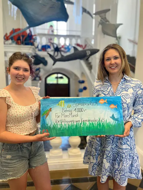 Klara Kubicka und Franziska Kastler (beide 6B) mit dem Spendenscheck | Foto: Stiftsgymnasium Kremsmünster