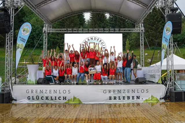 Das Team der Female Cycling Base aus Hartberg feiert den ersten Platz in der Teamwertung beim Dreiländergiro in Nauders | Foto: Female Cycling Base