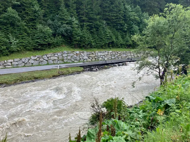 Die L 16 Pitztalstraße ist auf einer Länge von rund 500 Metern verschüttet bzw. unterspült, Teile der Straße sind weggebrochen. | Foto: Land Tirol
