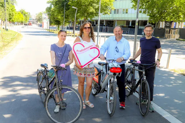 v.l.: Neos-Verkehrssprecherin Angelika Pipal-Leixner, Verkehrsstadträtin Ulli Sima, Bezirksvorsteher Alexander Nikolai (beide SPÖ) und Martin Blum von Mobilitätsagentur am neuen Radweg in der Meiereistraße.  | Foto: Stadt Wien/Christian Fürthner