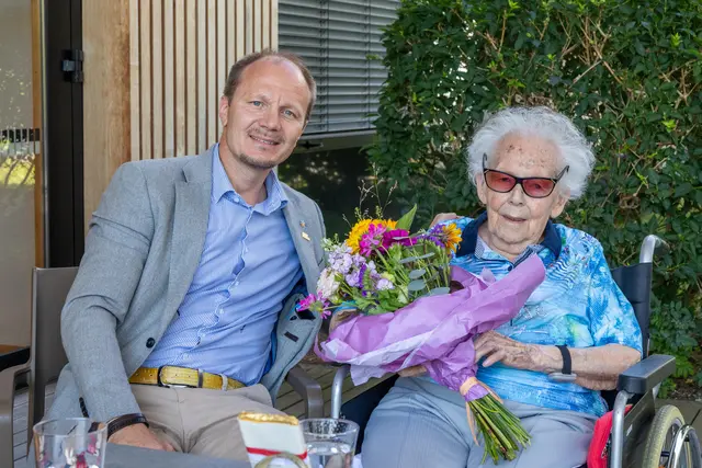 Bürgermeister Anzengruber freute sich über den angeregten Austausch mit der rüstigen 104-jährigen Jubilarin. | Foto: © Stadt Innsbruck/M. Freinhofer