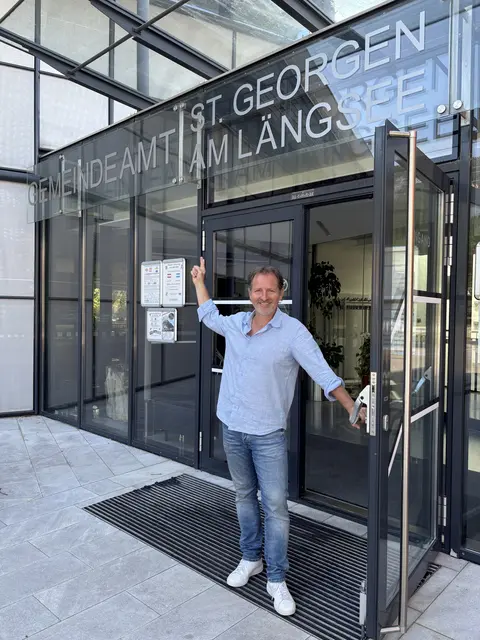 Andy Kainz in seiner neuen Rolle als Bürgermeisterkandidat für St. Georgen am Längsee. | Foto: Privat