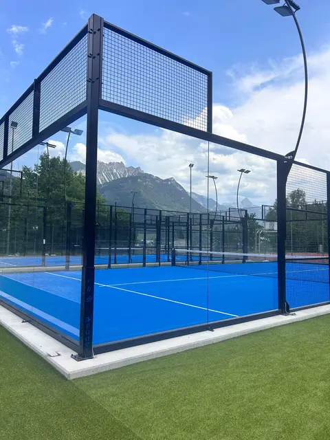 Am Samstag, 4. Juli 2026, wird in Bürs offiziell aufgeschlagen: Der Alpine Padel Club Bürs eröffnet ab 17 Uhr seine Outdoor-Padel-Anlage am Sportplatz 1. Zur Eröffnung lädt Gründer Ibrahim gemeinsam mit seinem Team zum Grand Opening Event inklusive Open Courts, Live-DJ, Food &amp; Drinks. | Foto: Ibrahim Köse