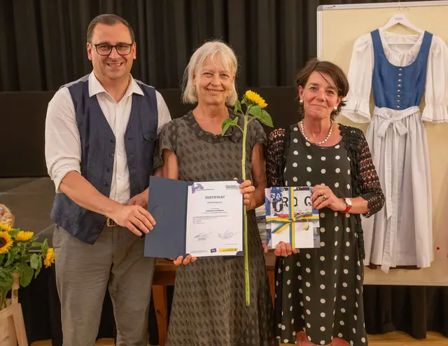 Harald Froschauer, Geschäftsführer der Volkskultur Niederösterreich, Edith Bergmeyer aus Schönbühel und Lehrgangs-Leiterin Brigitta Schmidt-Lauber. | Foto: Erich Marschik