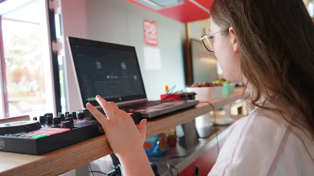Eine Teilnehmerin begeisterte am DJ-Pult. | Foto: Chance B